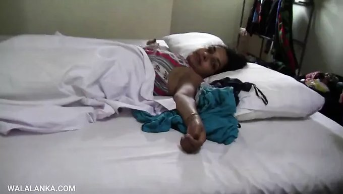 Asyalı Karı Ve Koca Yatakta Yumuşak Oyunlara Giriyorlar