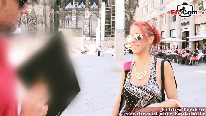 Kızıl Saçlı (18+) Alman Genç Sokakta Flört Ediyor