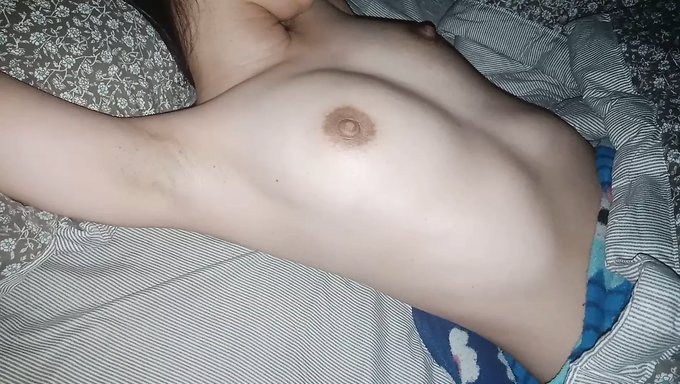Olgun Bir Asyalı Kadının Güzelliğinin Tadını Çıkarın