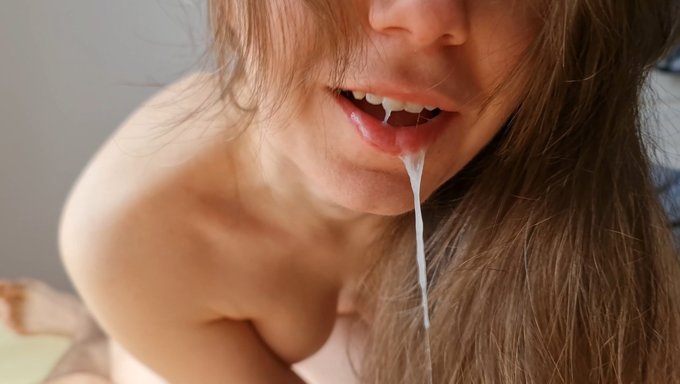 Genç (18+), Ev Yapımı Videoda Yakın Çekim Bir Sakso Çekiyor Ve Büyük Bir Boşalma Alıyor