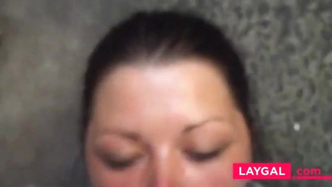 Oral Seks Sırasında Büyük Bir Yüz Cumshot