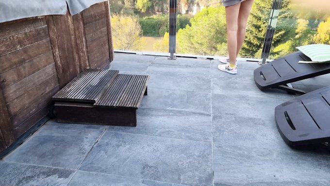 Sarışın Genç Kız Doğada Islanıyor Ve Çılgınlaşıyor