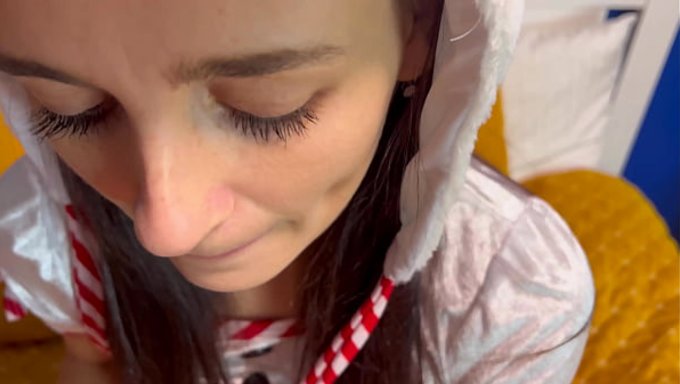Büyük Doğal Memeleri Olan Güzel Esmer Kate Rich, Üvey Kardeşiyle Sıcak Bir Sahne Yaşıyor.