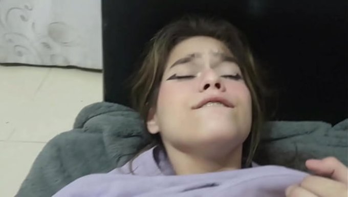 Üvey Kız Kardeşimle Ateşli Bir Seks Için Buluşuyorum, Sonra Onu Büyük Sikimle Tanıştırıyorum.