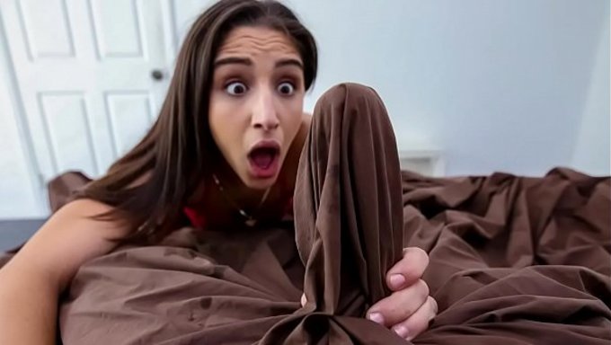 Balon Gibi Götüyle Ateşli Genç Abella Danger, Sertçe Sikerken Kendinden Geçiyor.