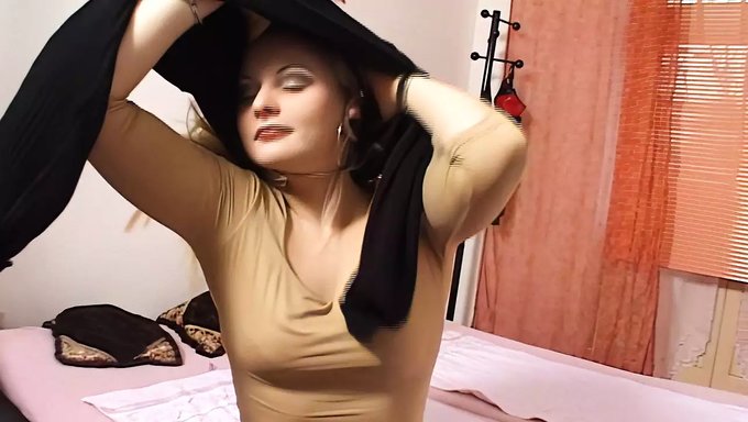Alman Öğrenci, Amına Bir Seçme Ve Masaj Alıyor