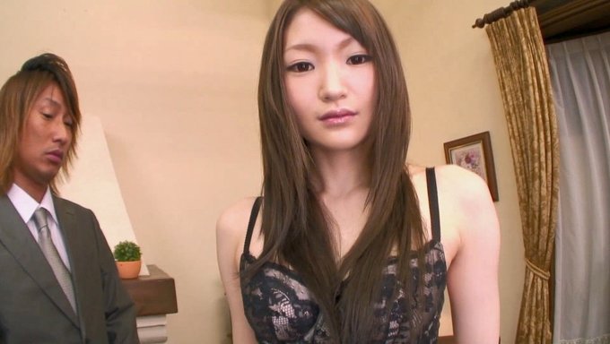 Asyalı Genç Rina Serizawa Oyuncaklarla Çift Penetrasyonun Tadını Çıkarıyor