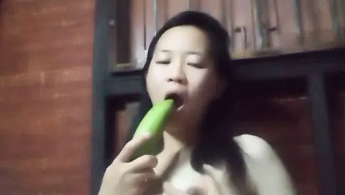Asyalı Genç Kızın Senin Için Solo Gösterisi