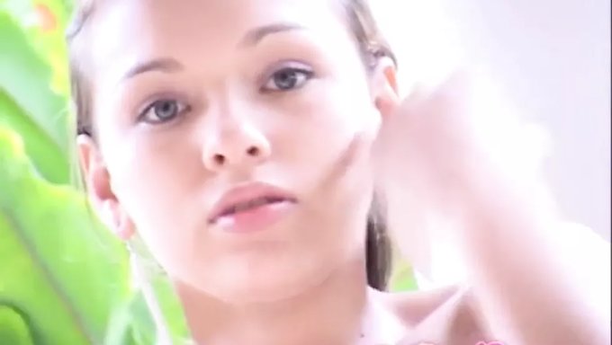 Selina 18 Dışarıda Soyunuyor Ve Mastürbasyon Yapıyor