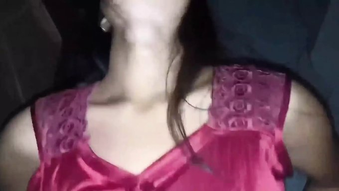 18 Yaşındaki Hint Üvey Kız Kardeşi Ev Yapımı Bir Videoda Derin Ve Sıkı Bir Şekilde Beceriliyor