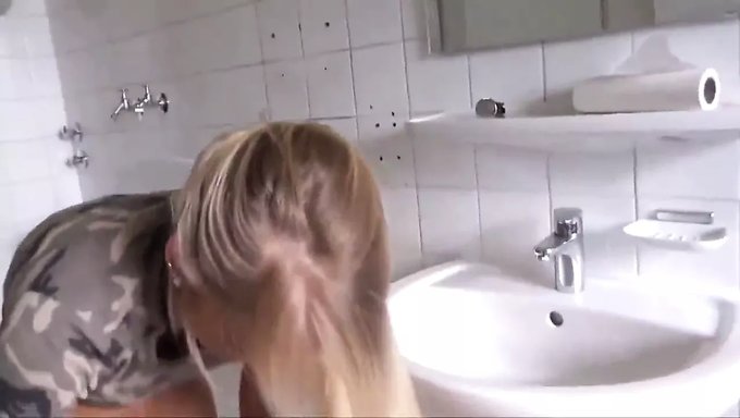 Büyük Popolu Güzellik Bu Inanılmaz Videoda Içine Boşalıyor