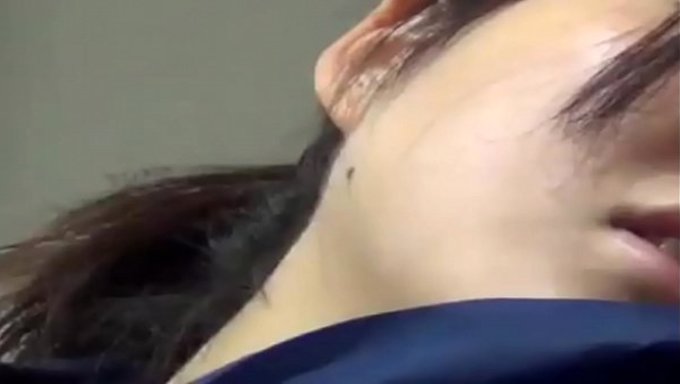 Genç Japon Kız Parmaklarını Nasıl Kullanacağını Iyi Biliyor.