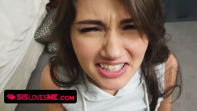 Baştan Çıkarıcı 18 Yaşındaki Üvey Erkek Kardeşinin Sakso Çekmesi, Boşalma Ile Sona Eriyor