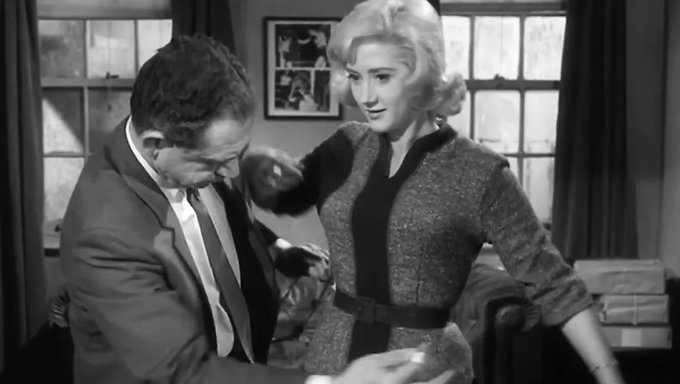 Ingiliz Güzeli Liz Fraser, Sıcak Çoraplar Ve Klasik Retro Görünümle.