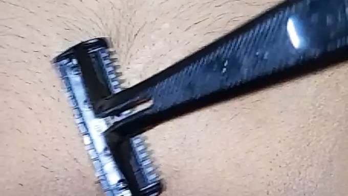 Genç (18+) Bu Softcore Videoda Sıkı Amını Temizliyor