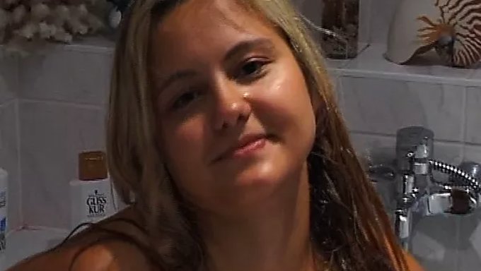 Büyük Doğal Göğüslere Ve Popoya Sahip Sarışın Genç Kız Yalatılıyor Ve Öpülüyor