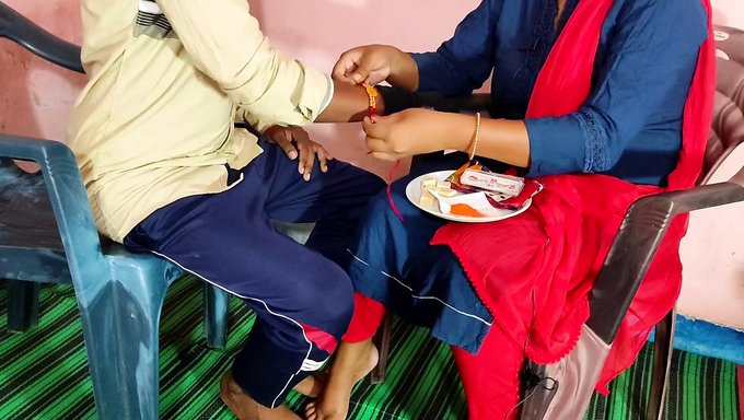 Hintli Bir Bebek Bakıcısı Tarafından Arkadan Sakso Ve Oral Seks
