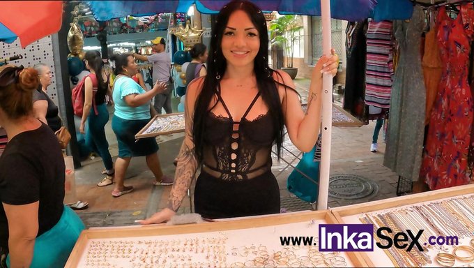 Büyük Doğal Göğüslere Sahip Kolombiyalı Bir Kadın, Bir Yabancıdan Cowgirl Pozisyonunda Oral Zevk Alıyor