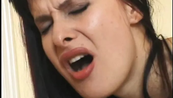 Azgın Sarışın Porno Videosunda Amını Yalatıp Sikişiyor