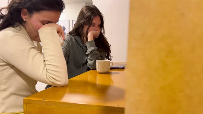 Amatör Lezbiyenler, Umumi Bir Banyoda Sert Seks Yapmadan Önce Halka Açık Alanda Kendilerini Tatmin Ediyorlar