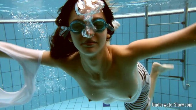18 Yaşındaki Rus Kız: Nudist Ile Açık Havada Softcore