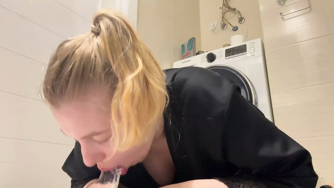 Sıkı Ukraynalı Bebek Ağzına Büyük Bir Dildo Alıyor