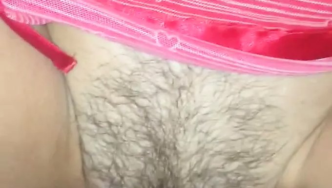 Olgun Anne Oğlundan Tüylü Bir Amcık Cumshot Alıyor
