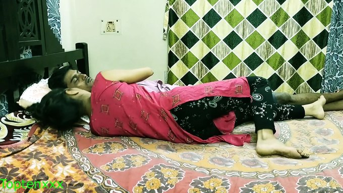 Bengali Milf Islak Amını Parmaklayıp Karısını Paylaşıyor