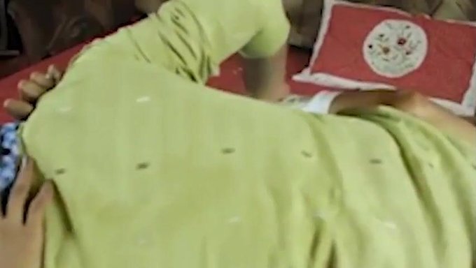 Seksi Eğitimci Tutkulu Bir Öpücük Veriyor Ve Sert Beceriyor