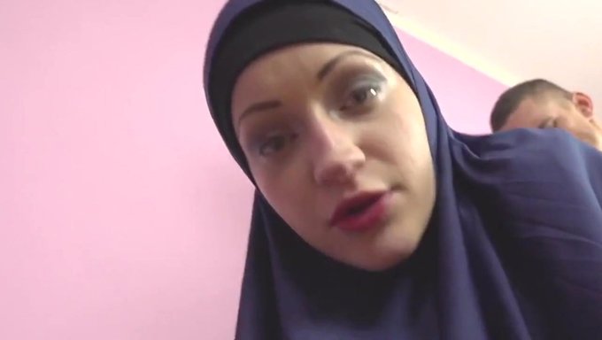 Porno Izlerken Yakalanan Müslüman Bir Kadını Sikmek: Pov Deneyimi