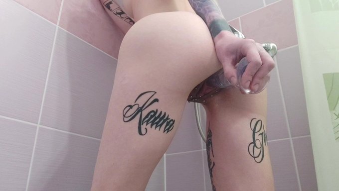 Eşcinsel Adam, Banyoda Tek Başına Oynamak Için Dildo Kullanıyor