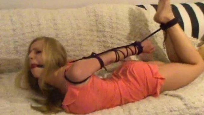 Sarışın Kanepe Üzerinde Hogtie Pozisyonunda Bağlandı