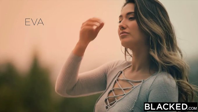 Üniversiteli Kızın Büyük Siyah Yarrağı Tarafından Yakalanan Irklararası Öğrenci