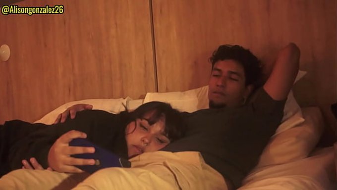 Netflix Izlerken Sikimi Üvey Kız Kardeşimin Ağzına Verdim.