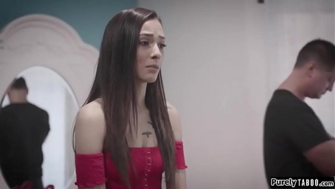 Seksi Genç Kız, Annesiyle Uzun Bir Sohbetten Sonra Üvey Babasına Kendini Siktiriyor.