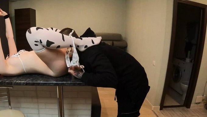 Rus Karısı Kocasına Lezzetli Bir Sürpriz Yapıyor