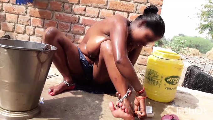 Tüylü Desi Bhabhi Parmaklama Ve Masajdan Zevk Alıyor