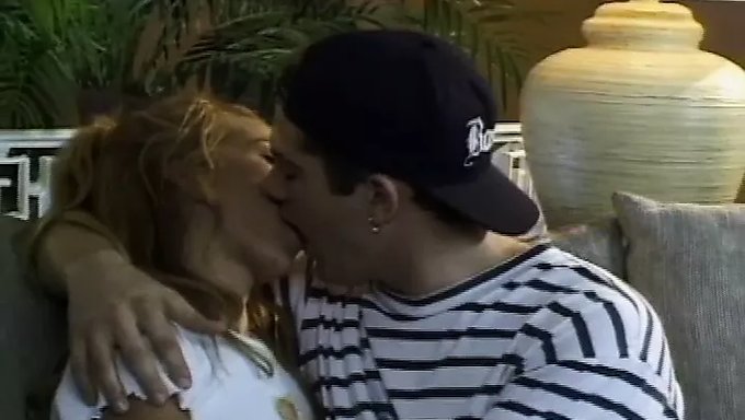 Muhteşem Bir Sarışın, Büyük Bir Penis Üzerinde Inanılmaz Bir Sakso Çekiyor.