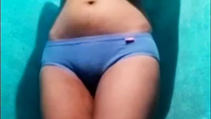 Bir Yurt Odasında Vibratörle Mastürbasyon Yapmak Ve Amını Yalamak
