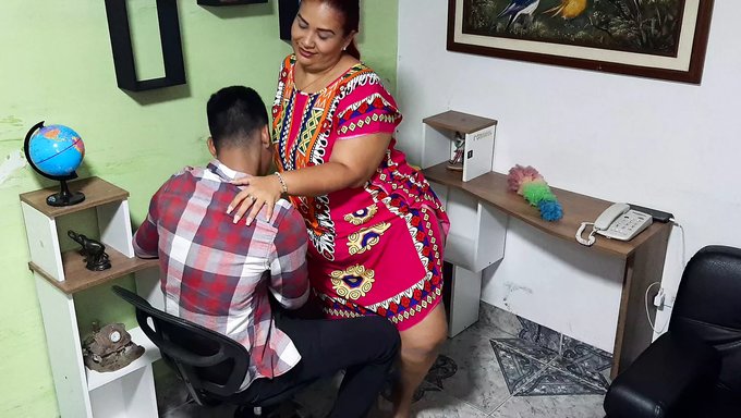 Olgun Milf, Azgın Bir Çalışan Tarafından Büyük Göğüsleri Yalatılıyor