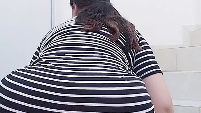 Güzel Latin Milf, Muhteşem Striptiz Gösterisinde Büyük Poposunu Sergiliyor