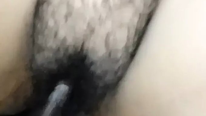 Genç Bir Hintli Kadının Kamerada Kendini Tatmin Etmesini Izleyin