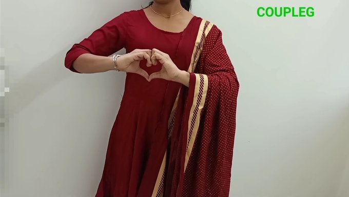 Bhabhi Divya'Nın Büyük Poposu Güzel Bir Muamele Alıyor