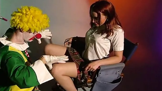 Bu Sıcak Sahnede Genç (18+) Ağzını Ve Amını Dolduruyor