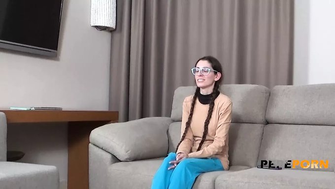 Bu Muhteşem Ispanyol Güzeli, Bu Sert Videoda Büyük Bir Yarak Alırken Izleyin