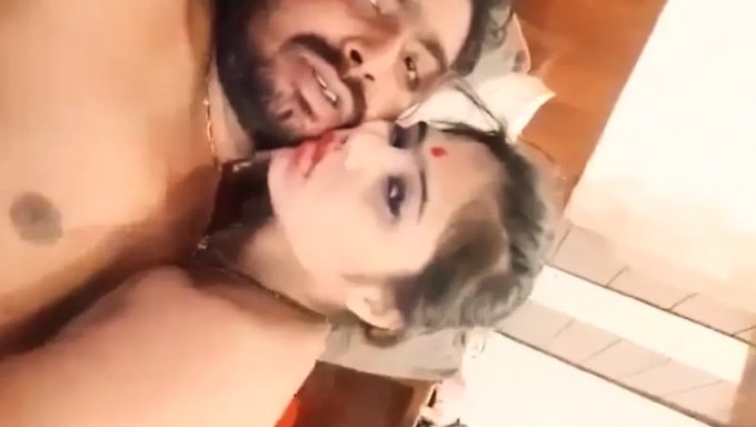 18 Yaşındaki Hintli Çiftin Cowgirl Blowjob'U