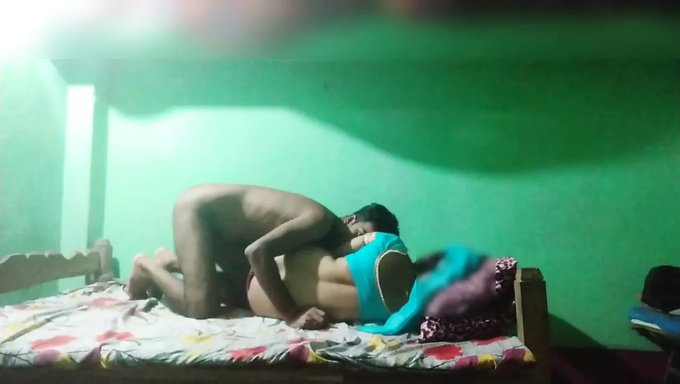 Desi Bhabhi, Romantik Seks Hayatını Kardeşi Ve Arkadaşlarıyla Paylaşıyor
