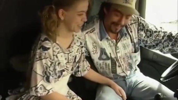 Vintage Alman Kamyon Şoförü Sarışın Güzellikle Retro Zevk Yaşıyor