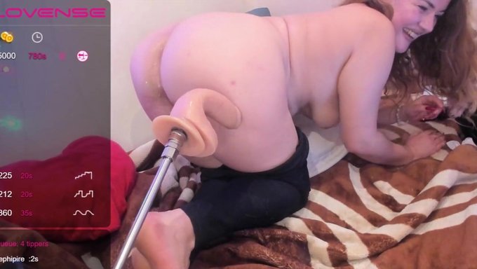 Avrupalı Kız Kendini Bir Dildo Ile Tatmin Ediyor Ve Sıvı Fışkırtıyor