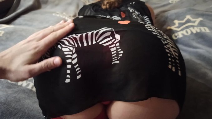Büyük Götlü Ve Göğüslü Amerikalı Milf Yatak Odasında Yaramazlık Yapıyor